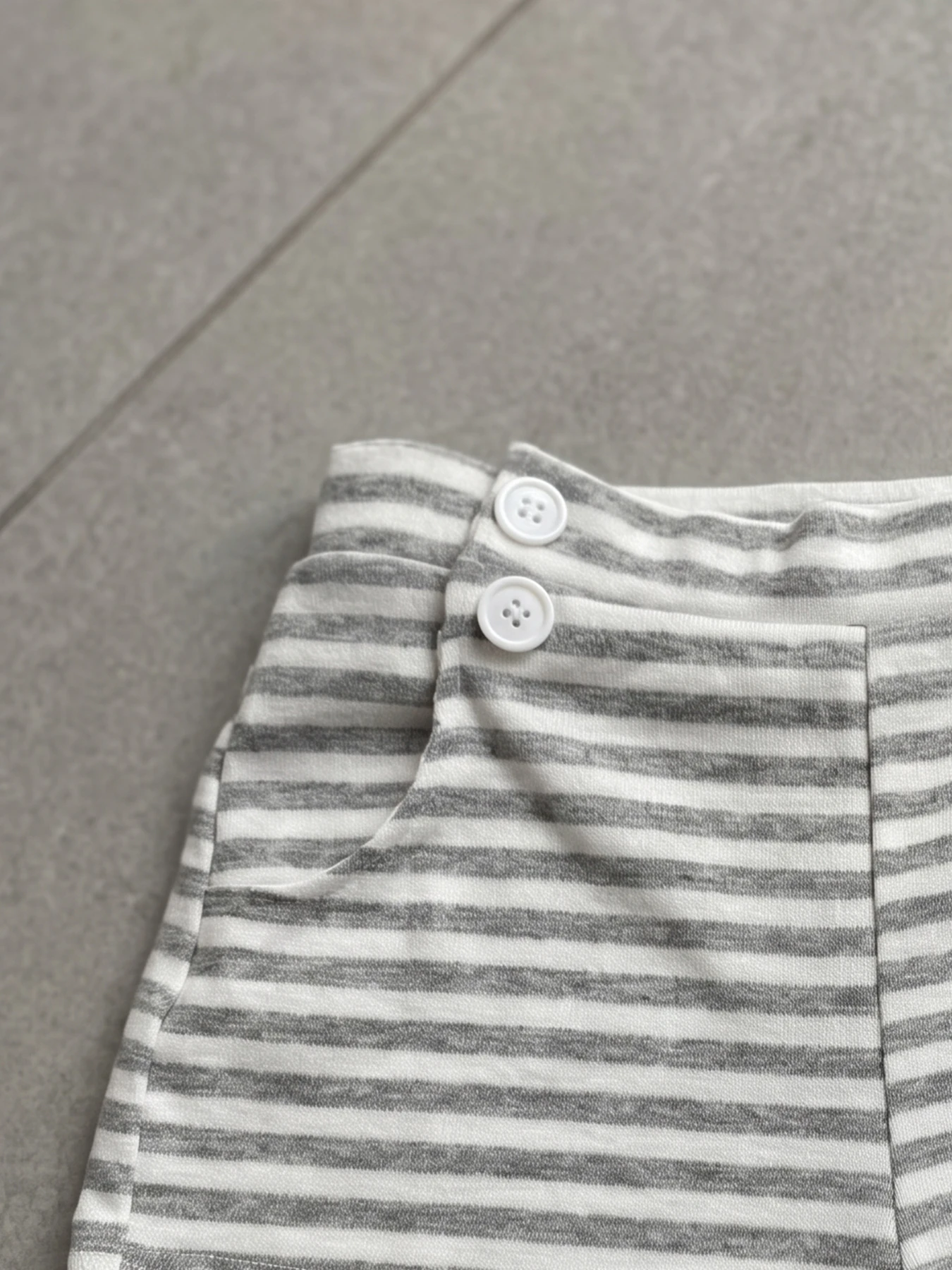 Sommerliche Basic-Shorts für Damen mit hoher Taille, Harajuku-Stil, einfarbig schwarz, grau gestreift, mit zwei Knöpfen an der Vordertasche, elastischem Bund, lässige Hose. – Detail 16