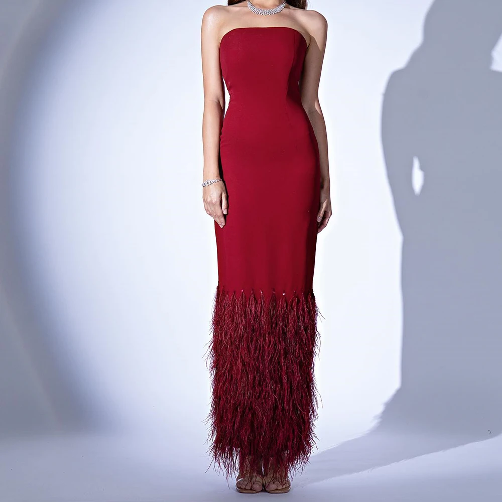 

Customized Modern Strapless Feathers Crystal Pleats Party Gown Temperament Straight Satin Burgundy Prom Gown vestidos para mujer