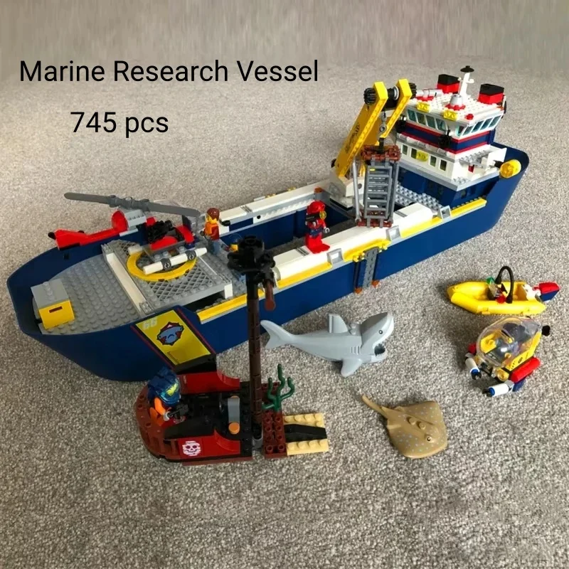 

Набор для сборки 745 деталей: исследовательское судно серии «Городской океан» MOC 60266 с рабочим краном. Развивающая игрушка, подарок на день рождения для детей.
