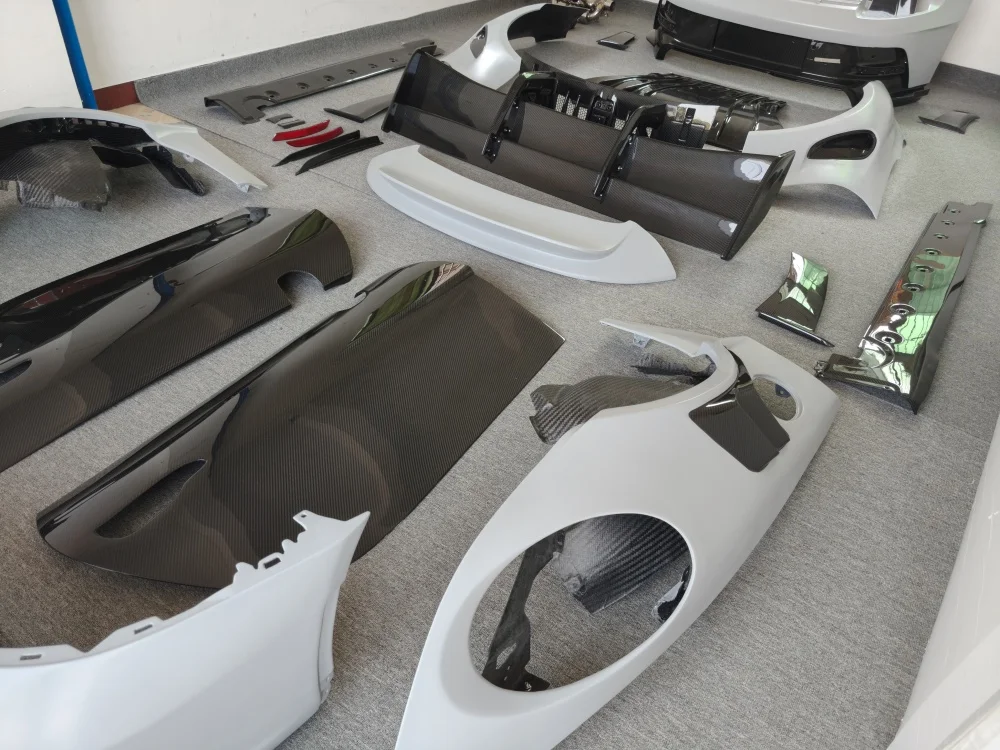 Suitable for . 911 992 Upgraded GT3RS Dry Carbon Fiber Body Kit, Front and Rear Bumpers, Spoilers, Diffusers, Fenders