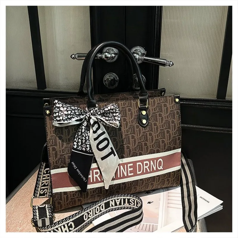 حقيبة يد احترافية للسيدات بتصميم مناسب لبيئة العمل وثقافة الشركات أنيقة