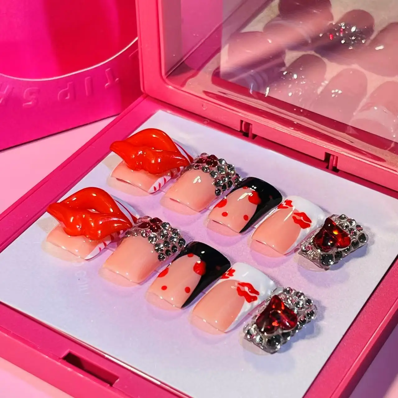 Unghie a pressione con punta d'anatra Heart Kiss, unghie con stampa labbra rosse primaverili e bacio fatte a mano del 2025 con cuori di cristallo, Y2K Valentine Glam