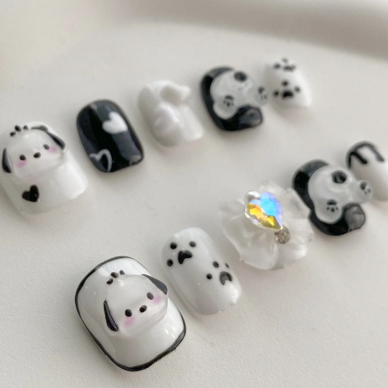 10PCS pure manual pressing short circular nail art, beautiful fake nails, black and white puppies, suitable for women to use