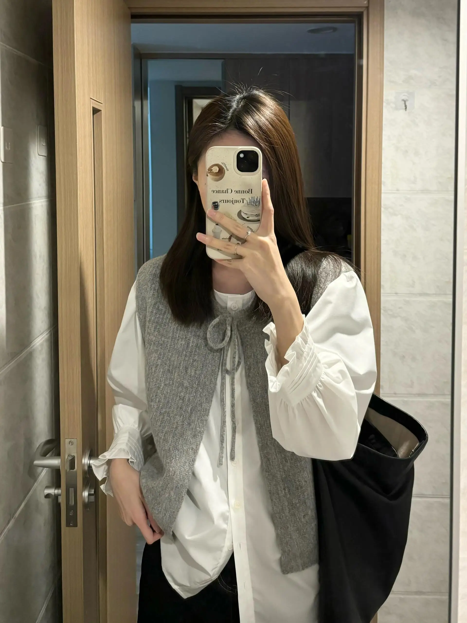 

Модный серый вязаный жилет в корейском стиле для женщин, осень 2025, новинка, универсальный топ для многослойных образов, трендовая верхняя одежда