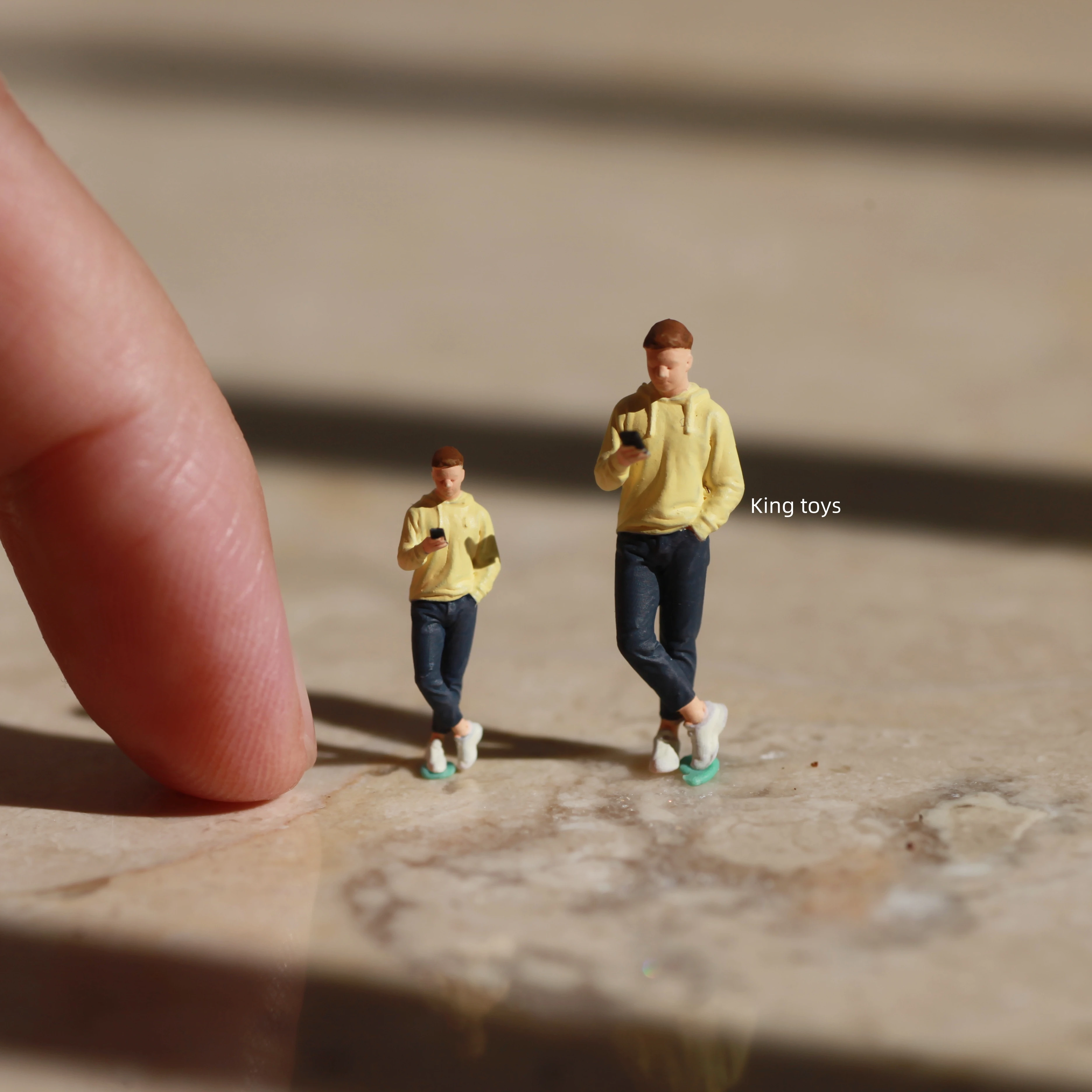 King Toys 1/64 1/87 1/43 Figurines Scale Model Resin Phone Boy  Dioramas Diecast Miniature Collection