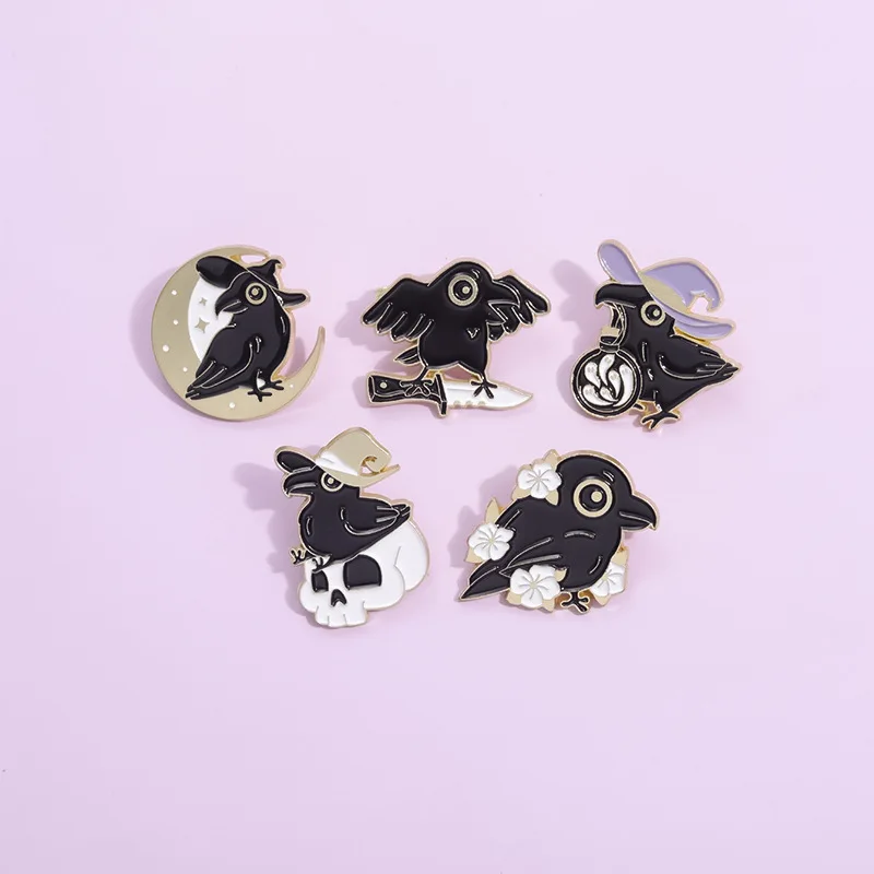 دبابيس المينا للهالوني للأصدقاء ، بروش غراب سحري أسود ، إكسسوارات حقيبة ظهر قبعة طية صدر السترة ، شارة معدنية ، هدية مجوهرات ، بيع بالجملة ، لطيف