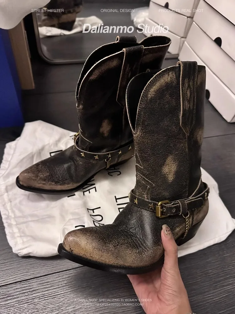 

Женские ковбойские ботинки с эффектом потертости, короткие ботинки до середины икры с острым носком и V-образным вырезом, украшенные ремнем, на толстом каблуке