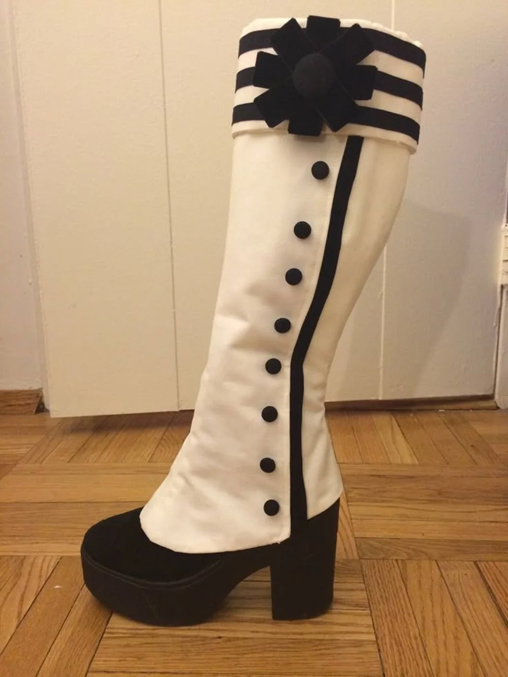 

Милые черно-белые сапоги до колена в морском стиле в консервативном стиле, сапоги в стиле ретро на платформе и блочном каблуке с полосатыми манжетами и цветочной отделкой на пуговицах