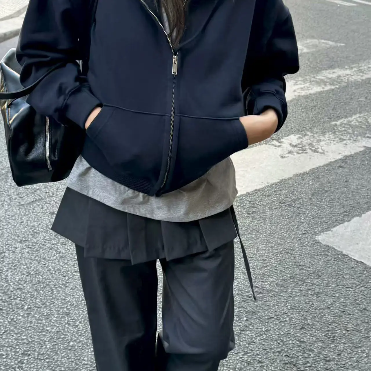 

New autumn and winter hoodie with zipper and pleated design, casual style short cardigan top.