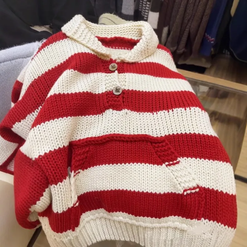 クリスマススタイルのコントラストストライプの赤いセーター、女性用、秋と冬、セミオープンカラー、厚手のニットセーター、トレンド