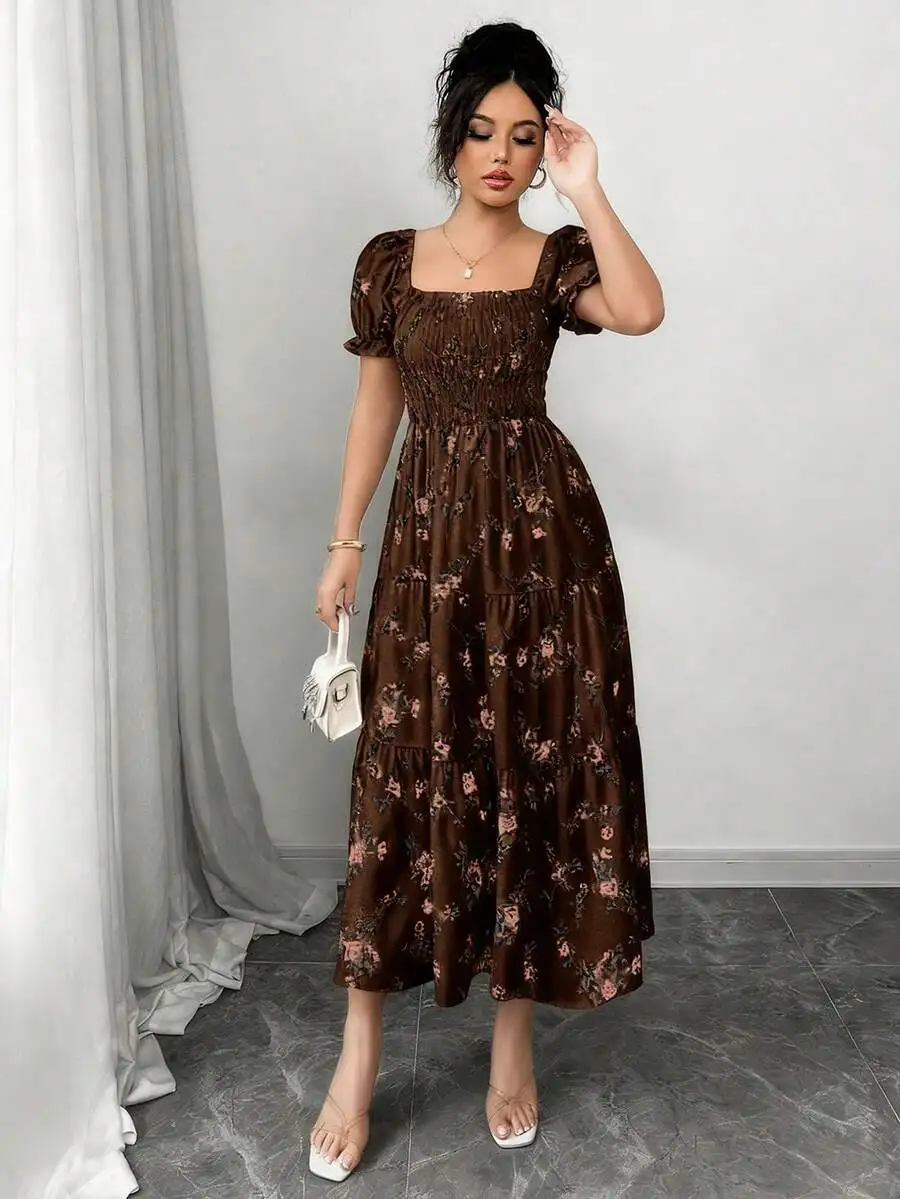 Damen-Maxikleid für Frühling/Sommer mit quadratischem Ausschnitt, plissierten kurzen Ärmeln und Rüschensaum, mit kleinem Blumenmuster, geeignet für Freizeit. – Detail 5
