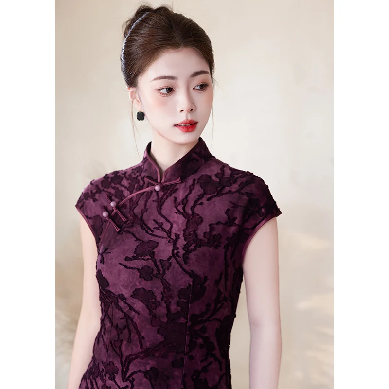

Фиолетовое бархатное женское традиционное китайское платье для повседневной носки и выступлений, с низким разрезом, коротким рукавом, длинное