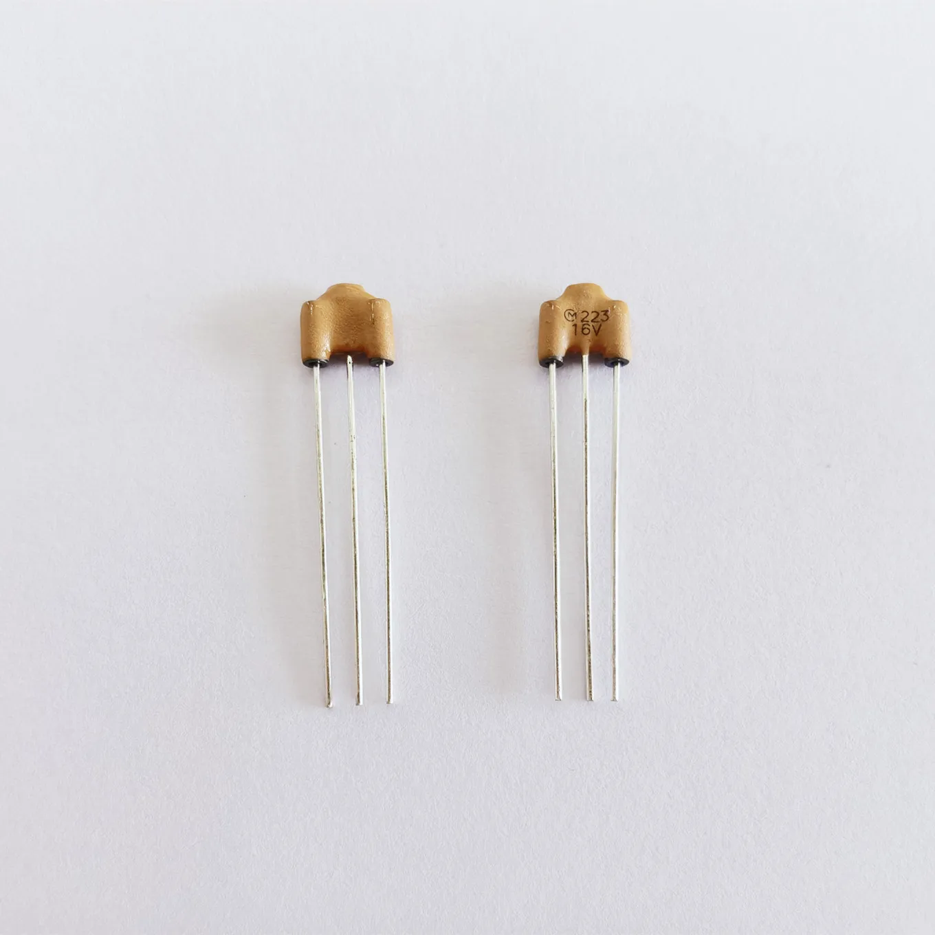 Original New 100% squelch three-terminal DSS306-55F223Z16MRL26-22 filter capacitor 16V 22nF (Inductor)