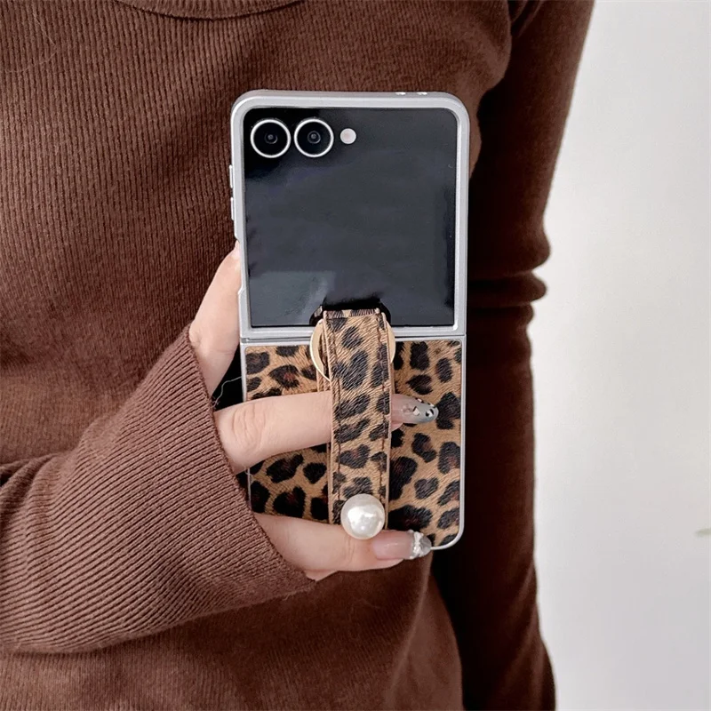 

Fashion Leopard Print Leather Phone Case For Samsung Galaxy Z Flip 7 6 5 ZFlip6 ZFlip5 Cover with Pearl Ring Strap Cute Hard Cas