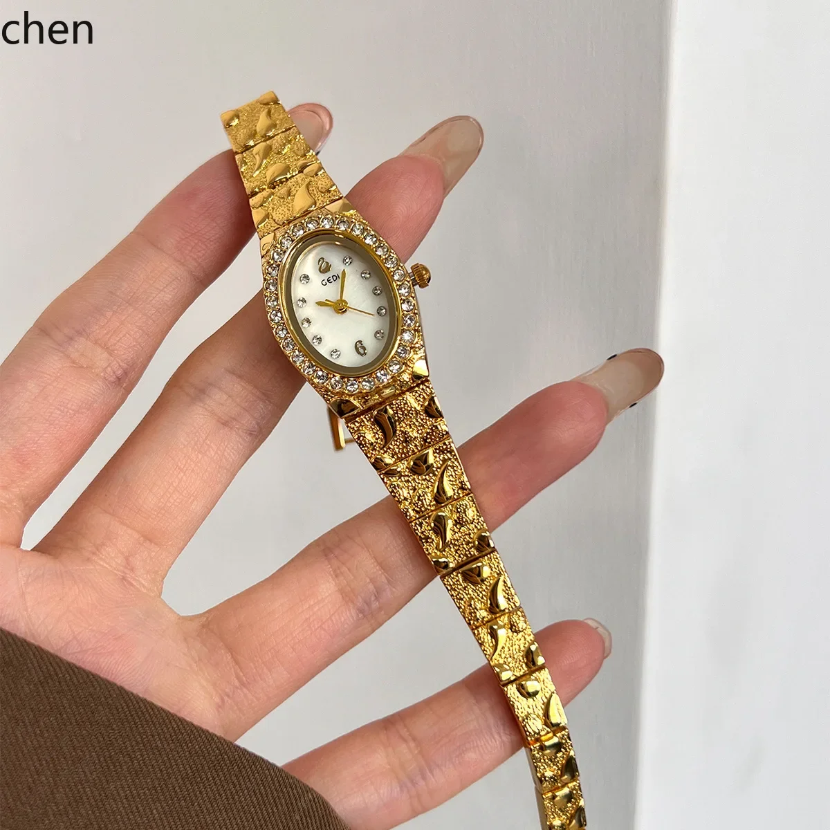 W5.9 watch: diamond-studded dial, niche design, exquisite fashion, high-end feel, elegant quartz watch