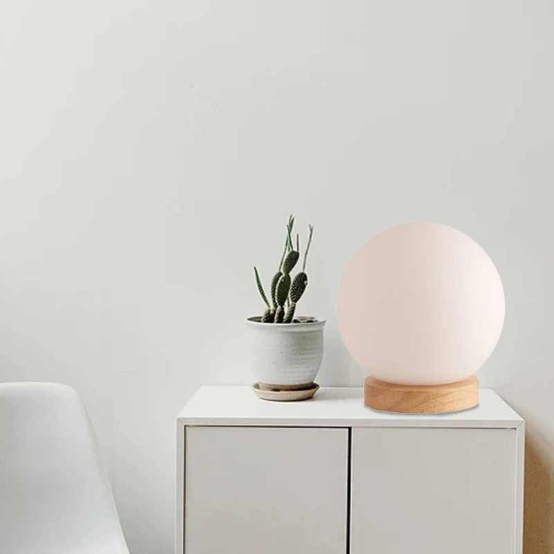 تتضمن مصباح طاولة كروي زجاجي من ABHU - مصباح منضدة - قاعدة خشبية طبيعية صغيرة مع غطاء زجاجي مستدير