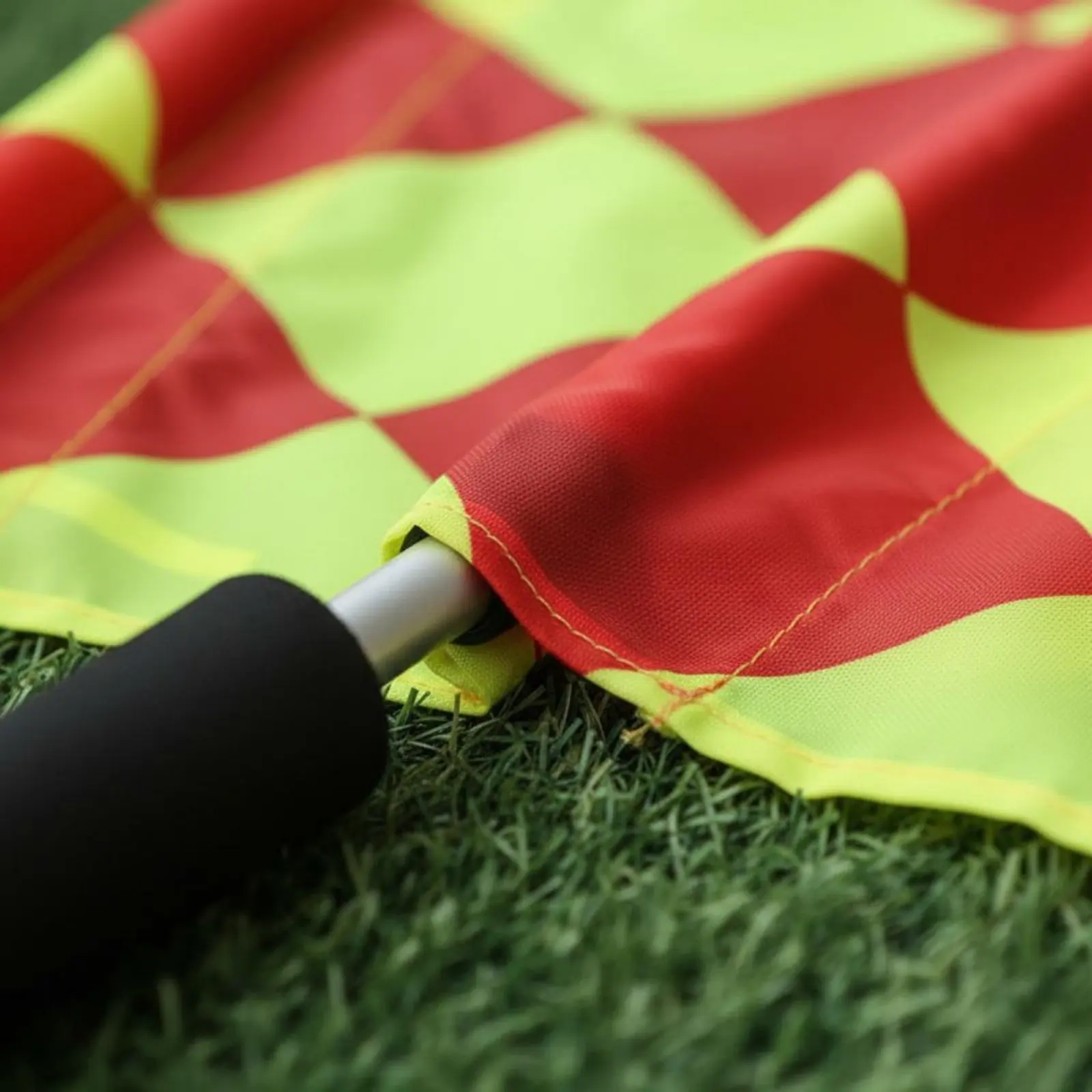 

2 Pieces Linesman Flag Bright Colors Sideline Judge Flag Sports Equipment Long-Lasting Lightweight for Line Judges