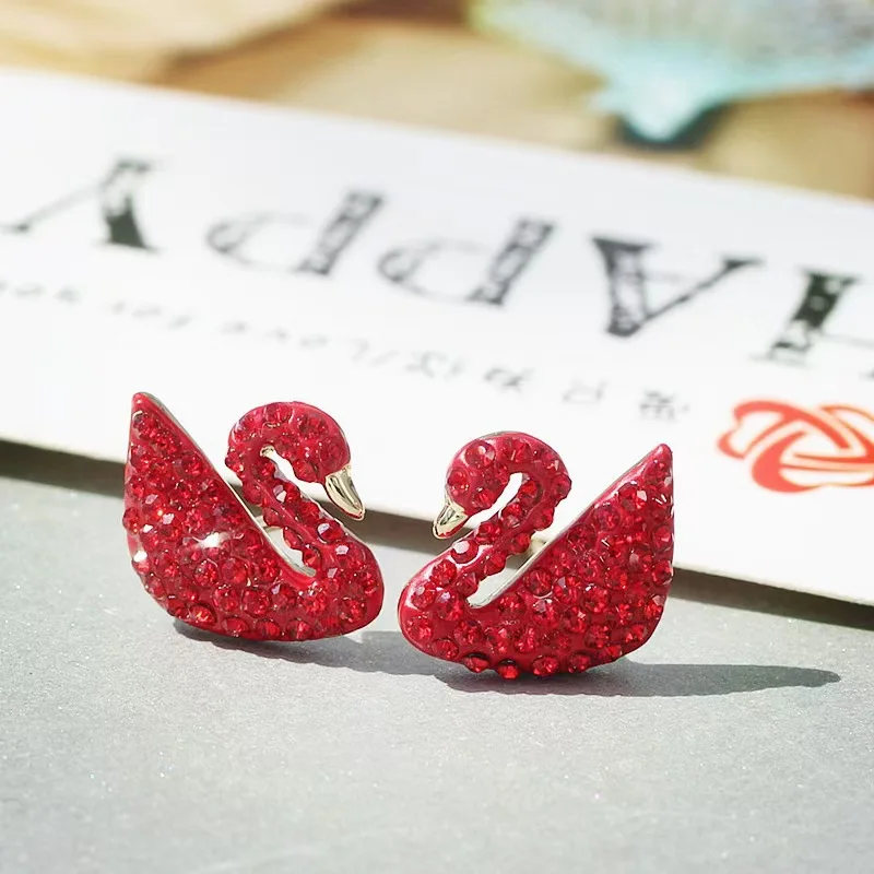 Black Swan Titanium Steel Necklace for Women, Elegant Adjustable Collarbone Chain, Light Luxury Love Anniversary Gift for Her