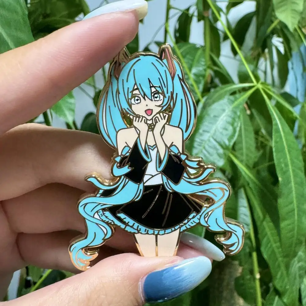 Hatsune Miku Distintivo in metallo a forma umana Spilla in metallo simile al smalto Cartoon Anime Hatsune Miku Accessori Distintivi