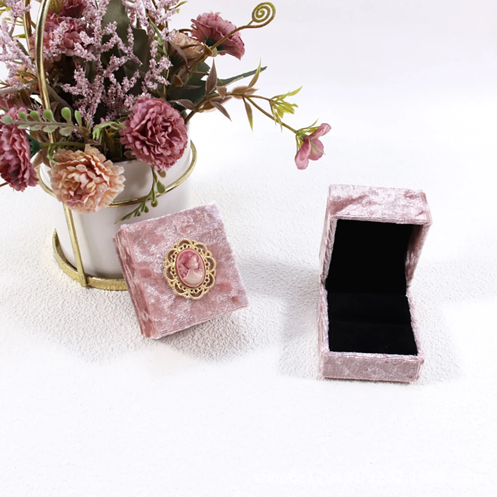 

Latest Mini Flip up Portable Earnail Jewelry Box Velvet European Queen Statue Pink Ring Necklace Set Storage Box Gift Box