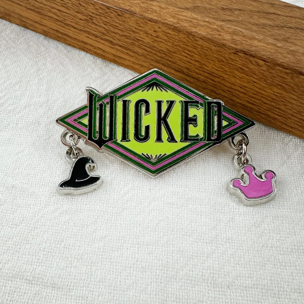 Wicked Musical Emaille-Brosche Hexenhut und Kronen-Anhänger Broadway-inspiriertes Abzeichen Rucksack-Jacken-Accessoire Sammlerstück Geschenk – Detail 6