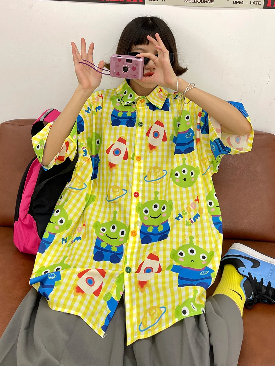 

Cartoon plaid short sleeved shirts for women in 2023 summer new loose fitting bf childlike retro versatile top trend