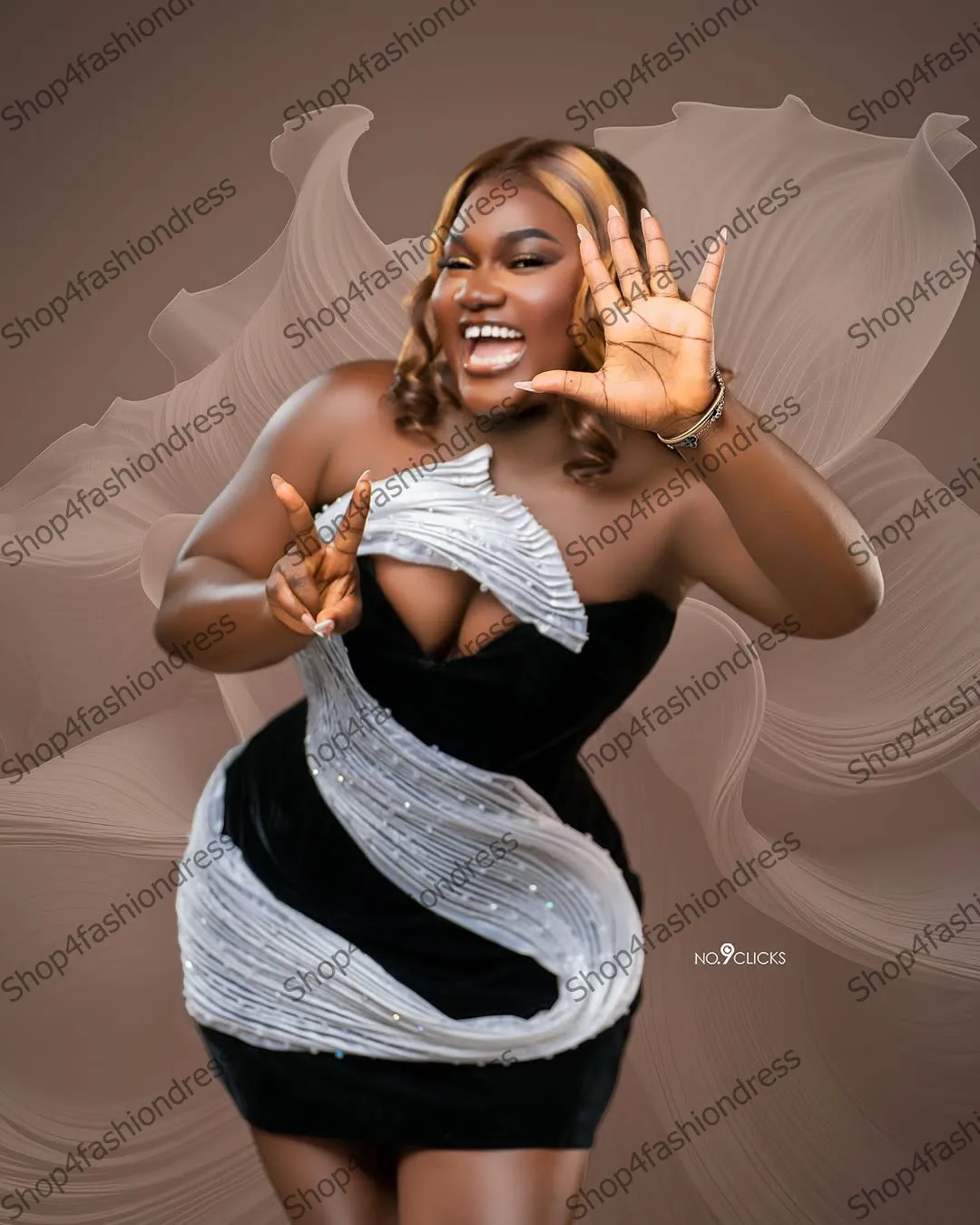 ชุดเดรสค็อกเทลกำมะหยี่สีดำที่ไม่ซ้ำใครพร้อมสายสะพายลูกปัดสีเงินเก๋ระบายระบายตาข่ายชุดงานที่เป็นทางการชุดโอกาสพิเศษ