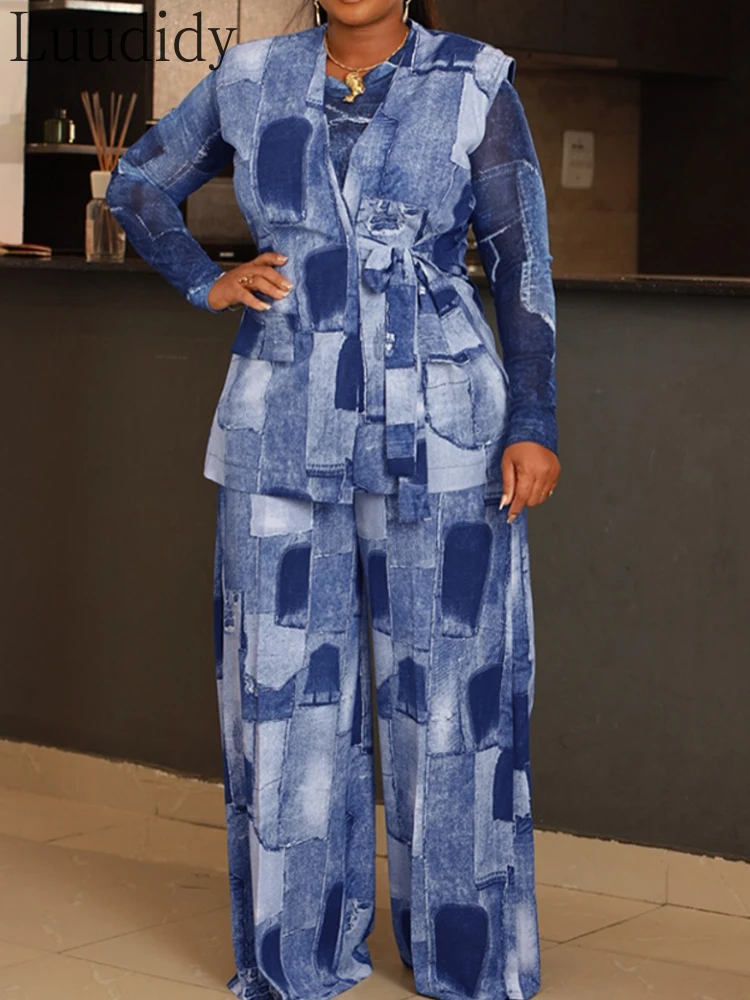 

Комплект из трех предметов: жилет с завязками из искусственного денима, рубашка с длинными рукавами из прозрачной сетки и повседневный комплект с широкими брюками