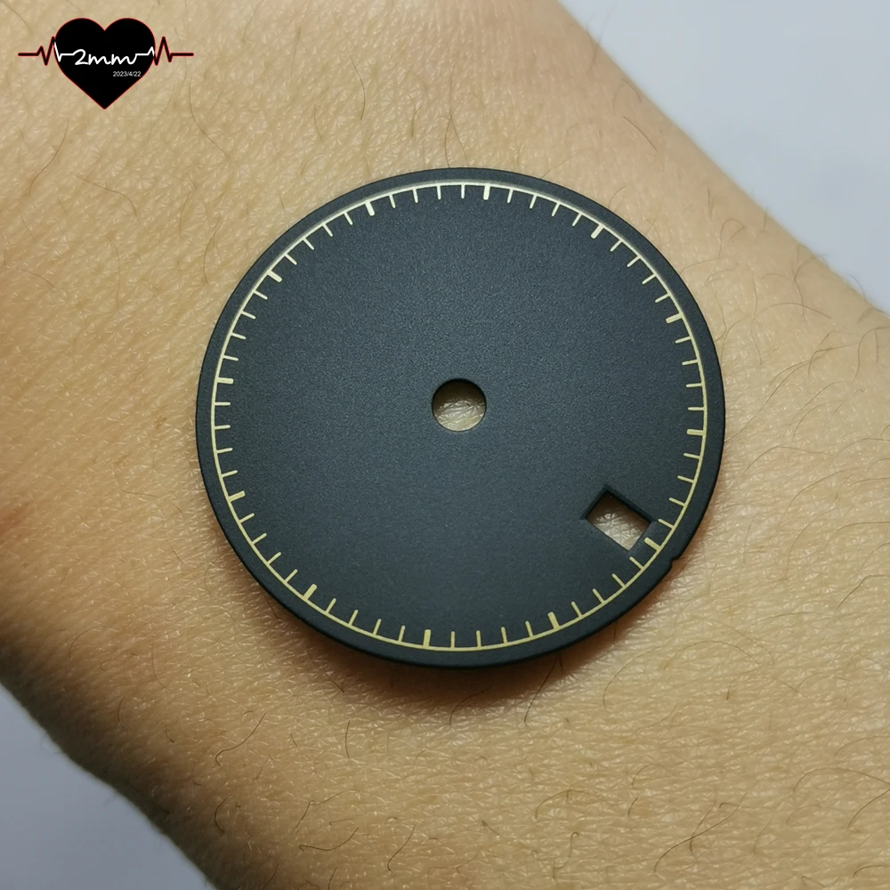 قرص الساعة لامع غير لامع أسود أبيض طباعة لون ذهبي مقياس ثانٍ مع تاريخ النافذة 3H لحركة NH34 وجه ساعة 28.5 ملم