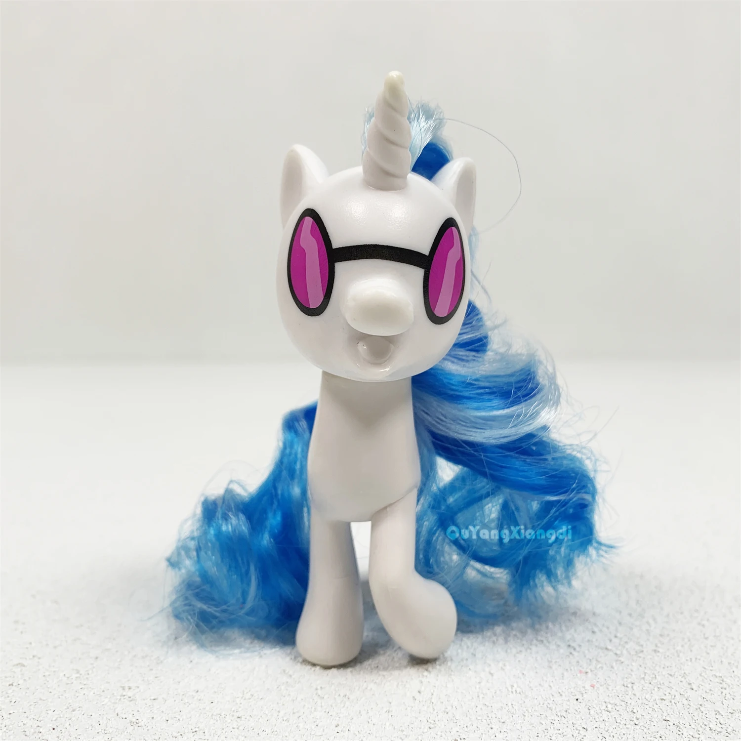 P8-150 Action Figures 8cm Little Cute Horse Model Doll Music prince wearing sunglasses Toys for Children