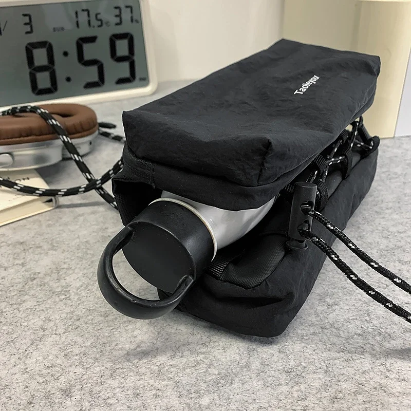 Neue mehrschichtige, einschultrige, lässige und vielseitige Umhängetasche aus Nylon für Damen. Eine Sport-Handytasche, die eine Wasserflasche hält