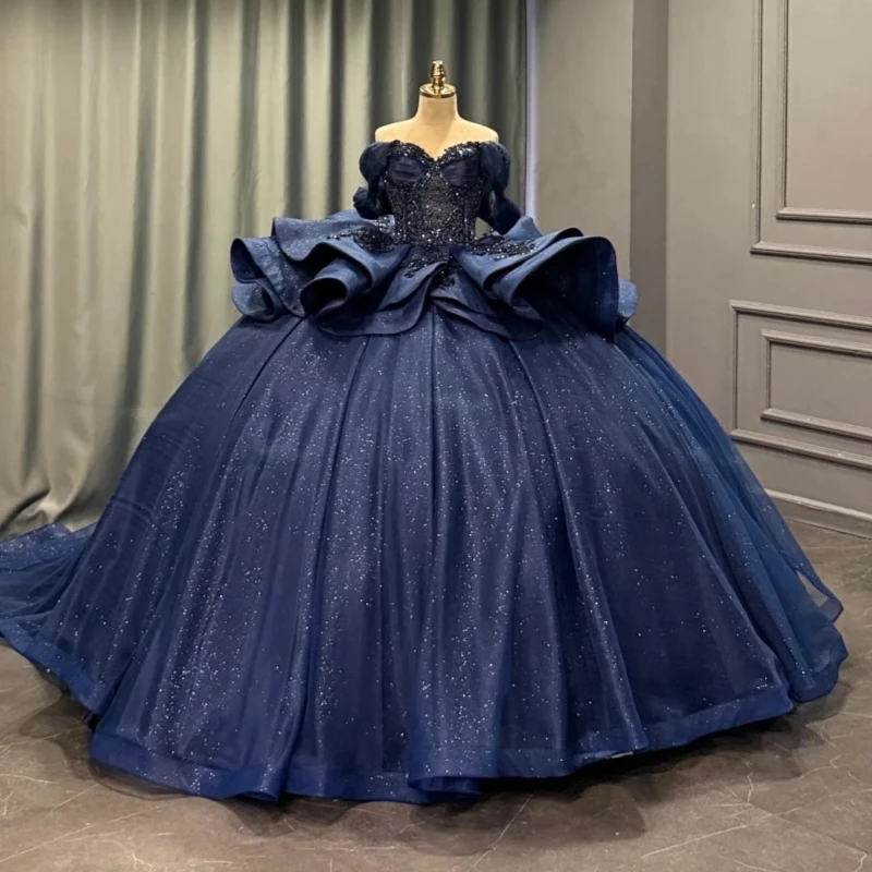

Темно-синее блестящее бальное платье для выпускного вечера/квинсеаньеры с пайетками, аппликациями, бисером, кристаллами, тюлем, корсетом, открытыми плечами, для Sweet 16.