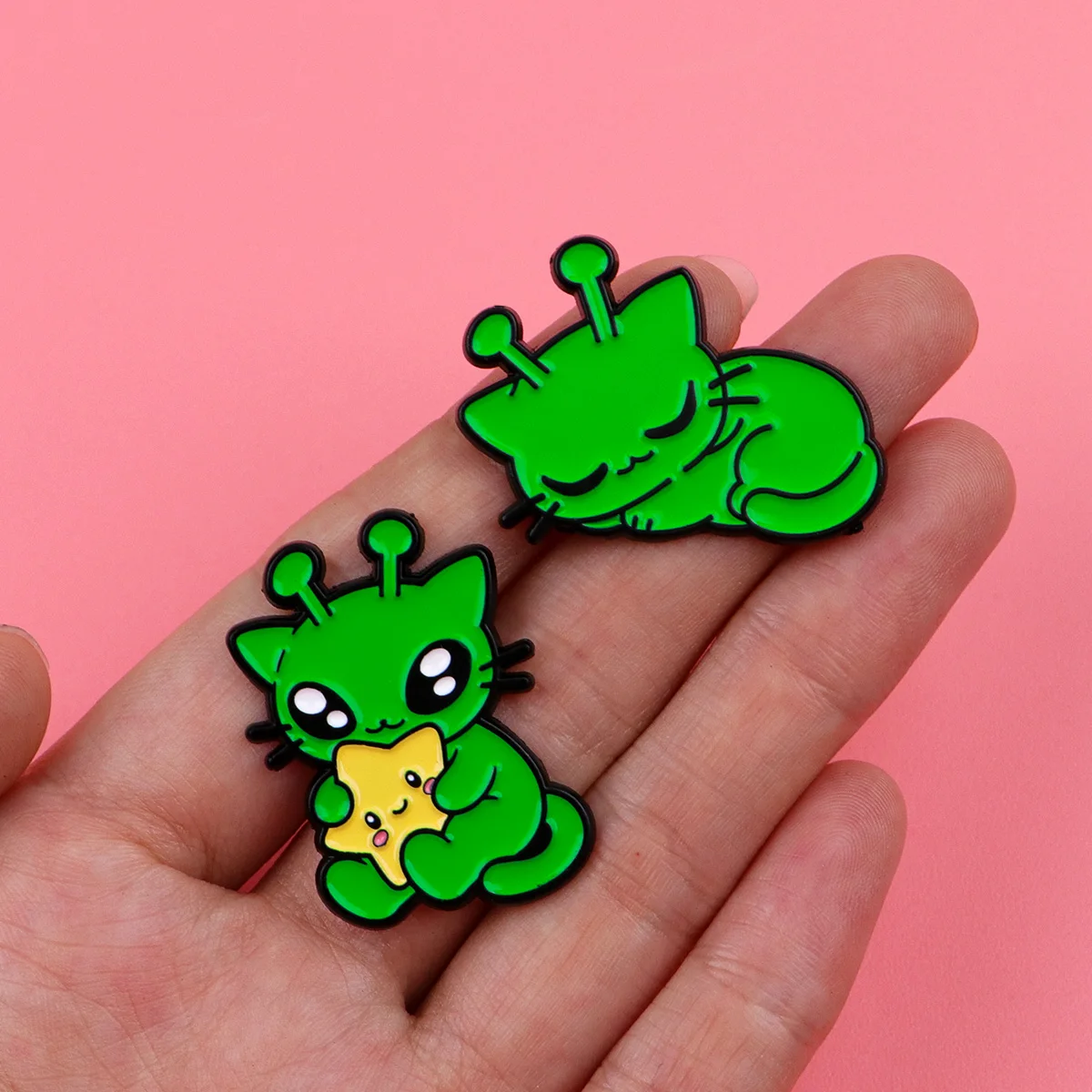 Kawaii Grüne Alien-Katzen-Emaille-Pins, Tee-Stern-Mond-Schlaf-Cartoon-Anstecknadeln, Jeansjacken-Rucksack-Schmuck, Süße Weltraum-Fans-Geschenke – Detail 7