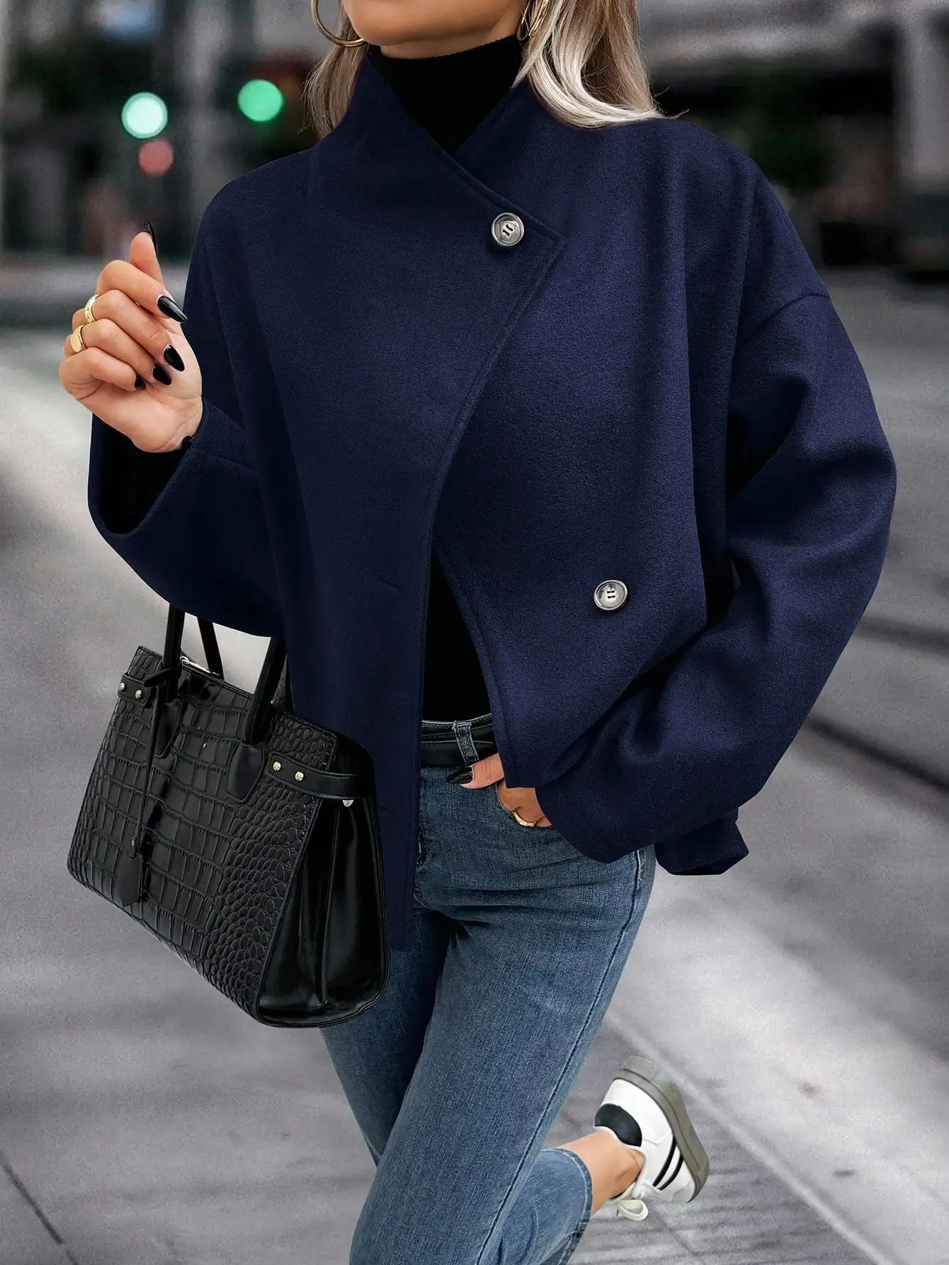 

Свободная повседневная куртка женская темно-синяя с воротником-стойкой, спущенным плечом и застежкой на пуговицы