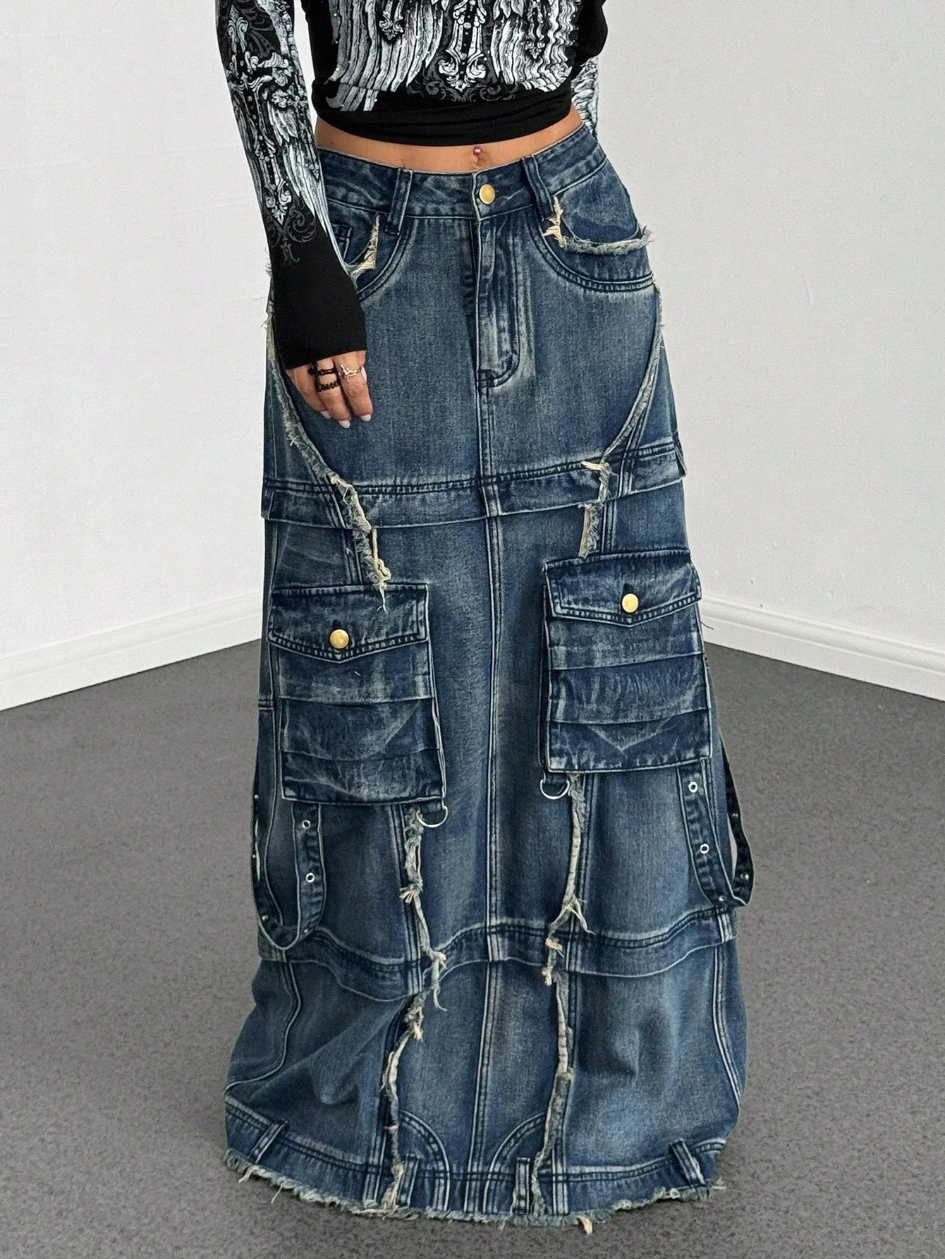 

Джинсовая макси-юбка с карманами и необработанным краем в стиле стритвир-карго