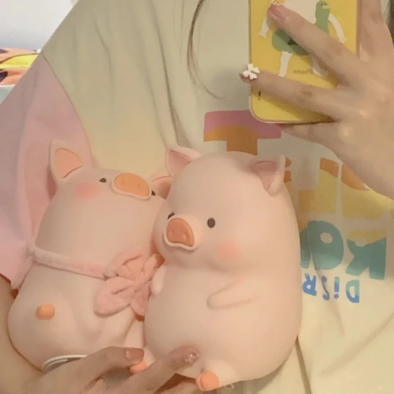 Lulu The Piggy รูปของเล่นหมูสีชมพูน่ารักรุ่น Touch Night โคมไฟของเล่นการ์ตูนเครื่องประดับ Desktop Decor ตุ๊กตาเด็กของขวัญแปลกใจ