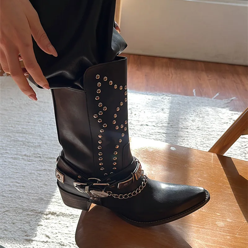 

Женские ковбойские сапоги с металлическим украшением, однотонные черные сапоги с острым носком, стильные модельные мотоциклетные сапоги для улицы