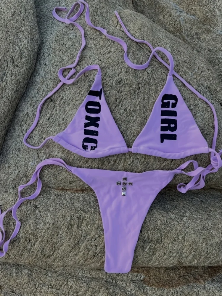 

Американский сексуальный комплект бикини с принтом для женщин, купальник в стиле Y2K с панк-аксессуарами и стразами, летний пляжный наряд.