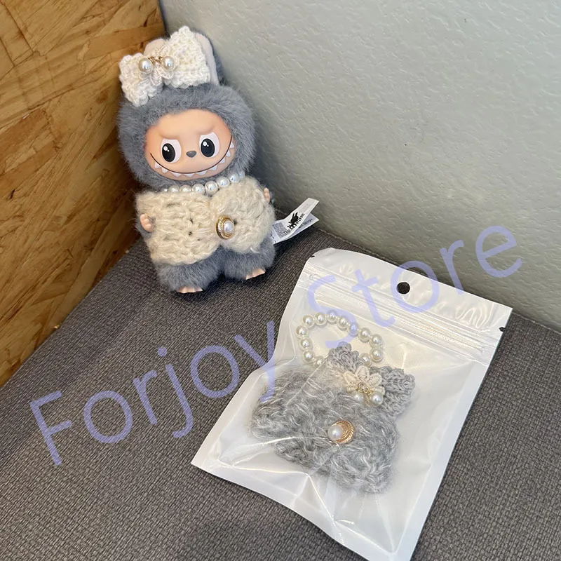 เสื้อผ้าสำหรับตุ๊กตา Labubu รุ่นที่สี่ รหัสลับ เสื้อแจ็คเก็ตถัก กระเป๋า สร้อยไข่มุก จี้ เครื่องแต่งกาย ของเล่น อุปกรณ์เสริม