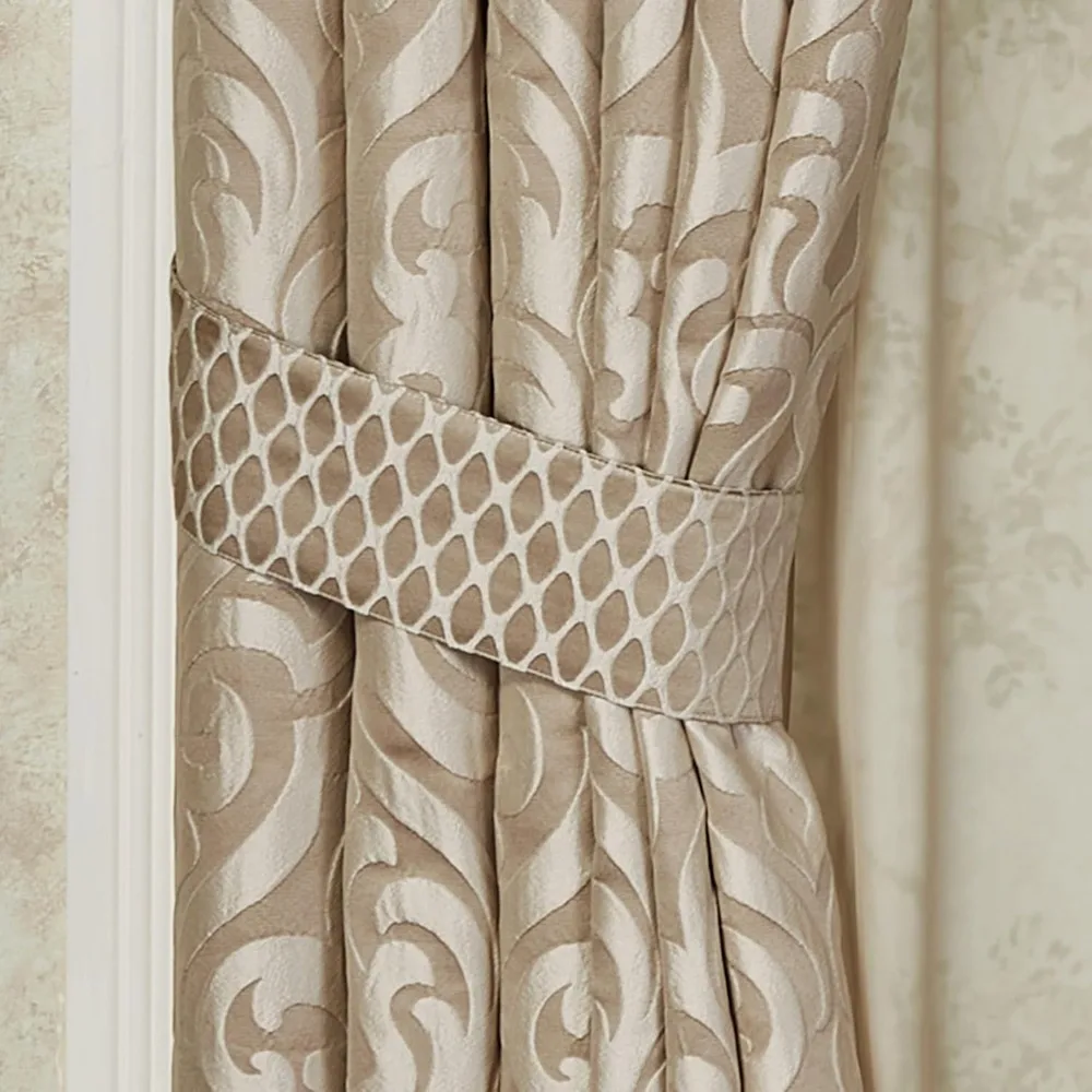 traitements de fenêtre de luxe en sable neutre et beige avec médaillons à défilement texturés en jacquard