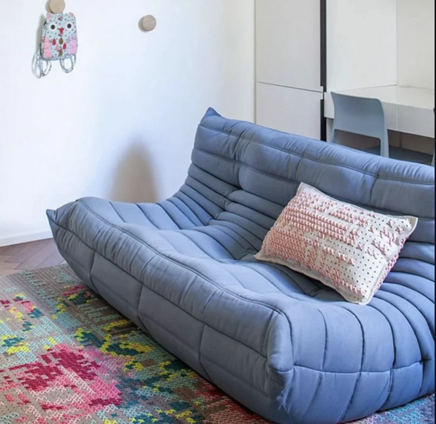 

Fashionable caterpillar sofas with multiple styles, including leather, suede, corduroy, and velvet, can be made into sofas for l