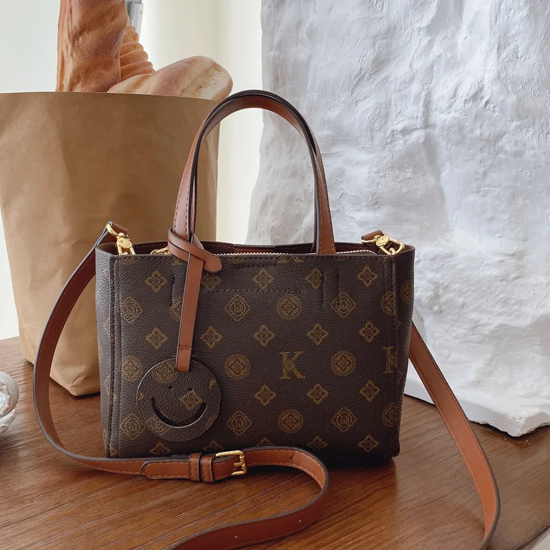 

Скульптурная большая сумка из нержавеющей стали 2025 года, универсальная женская сумка-трансформер с верхней ручкой и сумка через плечо, веганская кожаная сумка «день-ночь»