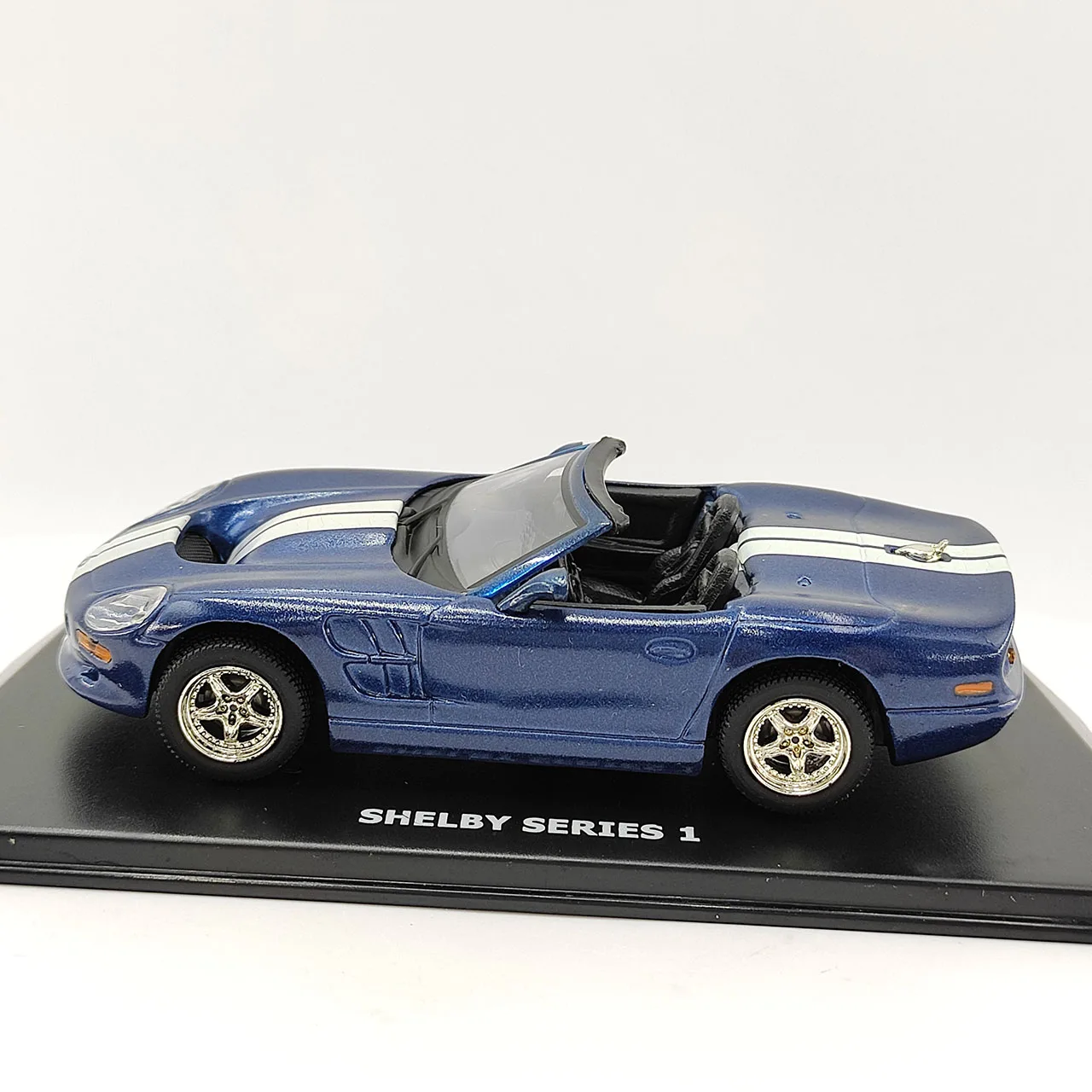 MAXI CAR Escala 1:43 SHELBY SERTES 1 Modelo de carro de liga conversível azul