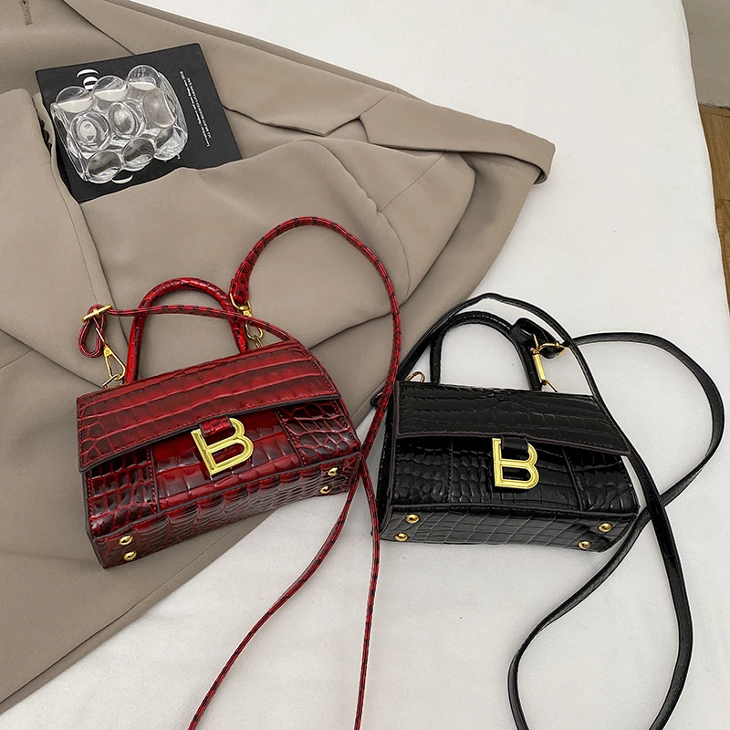 

Trendy women's chain strap crossbody bag, fashionable handbag, classic women's shoulder bag with elegant designer letter logo