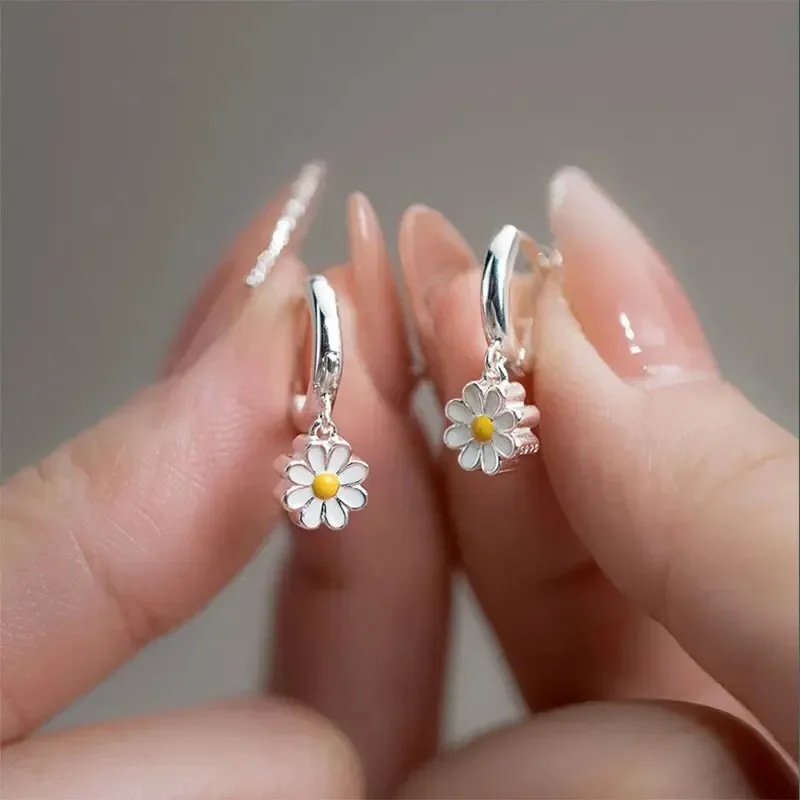 1Pair New Simple Cute Daisy Flower Pendant Stud Earrings For Women Girls Sweet Earrings Girl Wedding Party Jewelry Gift