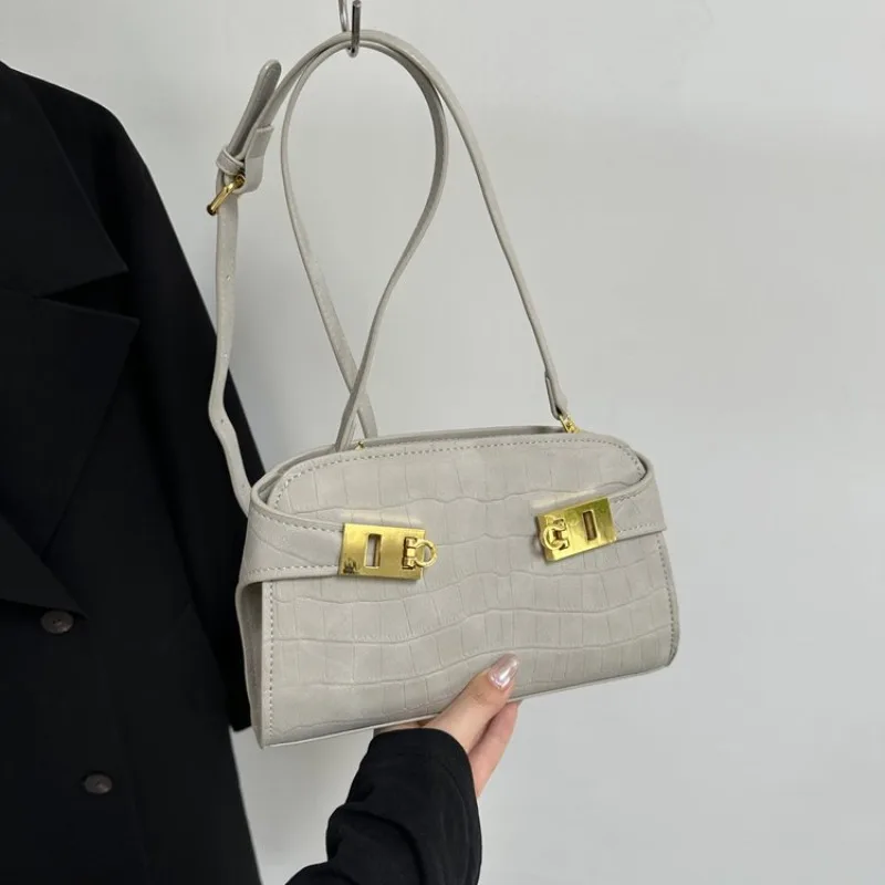

Classic Designer Paris Leather Diaper Bag High End Commuter Shopper For Ladies Vintage Fashionable Trendy Logo Design