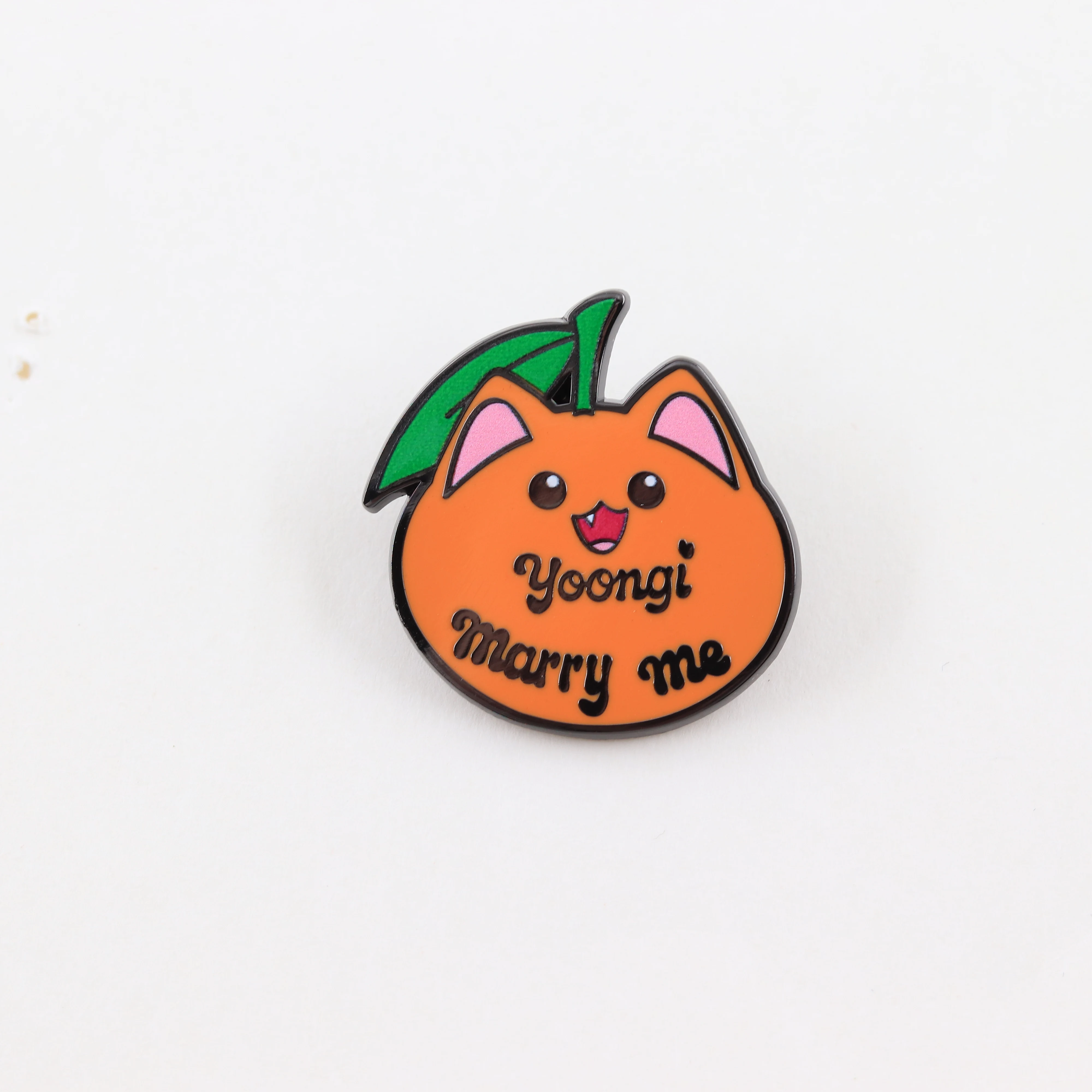 Niedliche orangefarbene Katze Yoongi „Heirate mich“ Emaille-Pin Kpop-Merchandise Fangeschenk Brosche für Rucksack Kleidung Konzert Fanmeet Accessoire – Detail 10