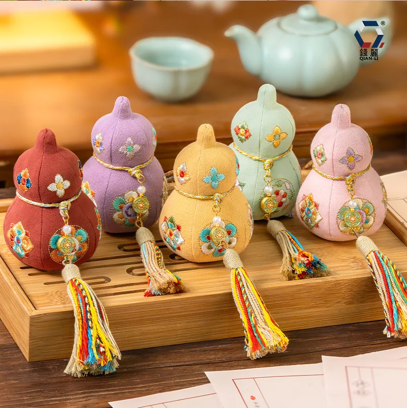 

Embroidery Gourd Incense Bag New Chinese Hanging Fortune Incense Bag Three-dimensional Peaceful Blessing Bag