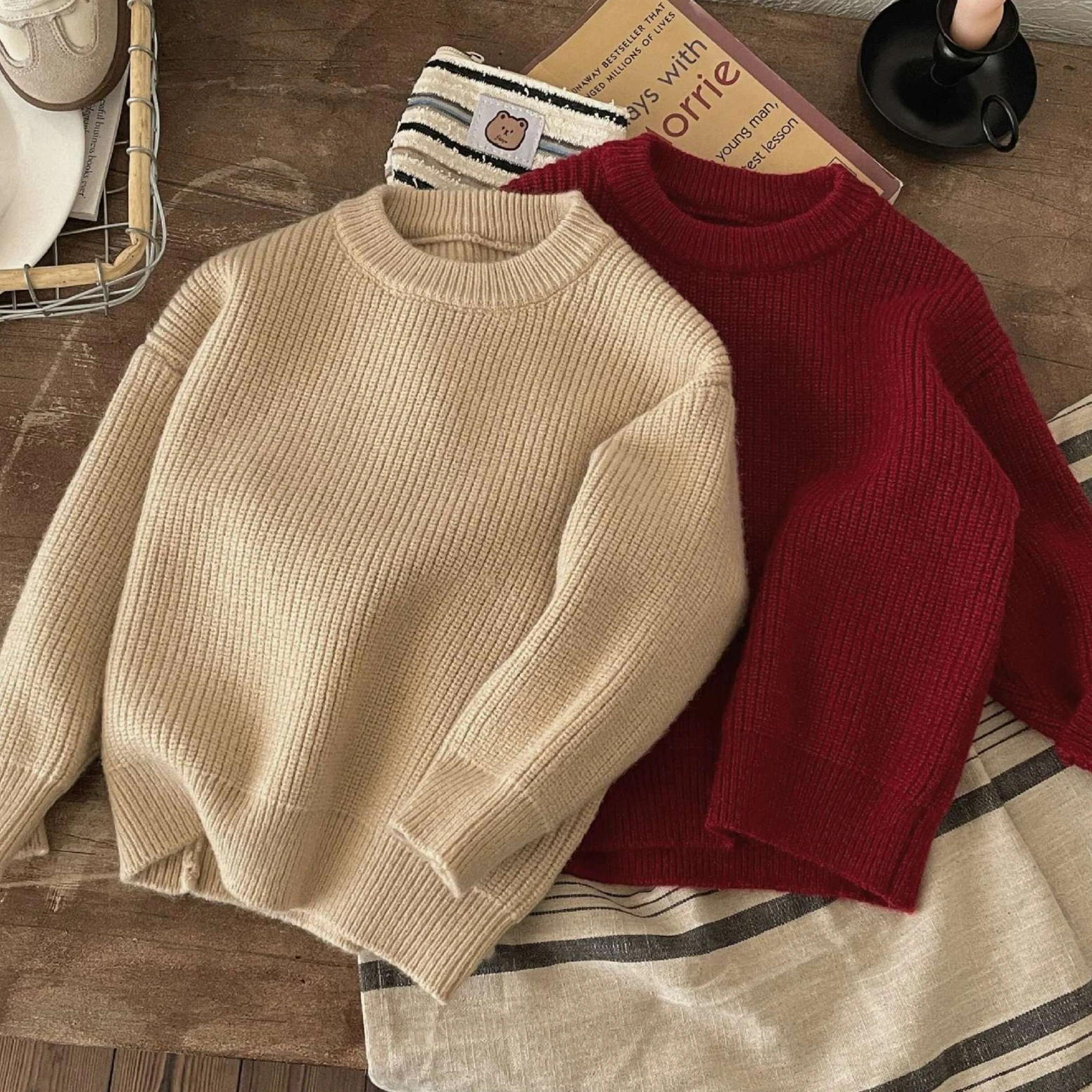 سترة 2025 خريف شتاء جديد ملابس الأطفال الكورية نمط الفتيان والفتيات فضفاضة بلون دافئ مكتنزة البلوز سترة