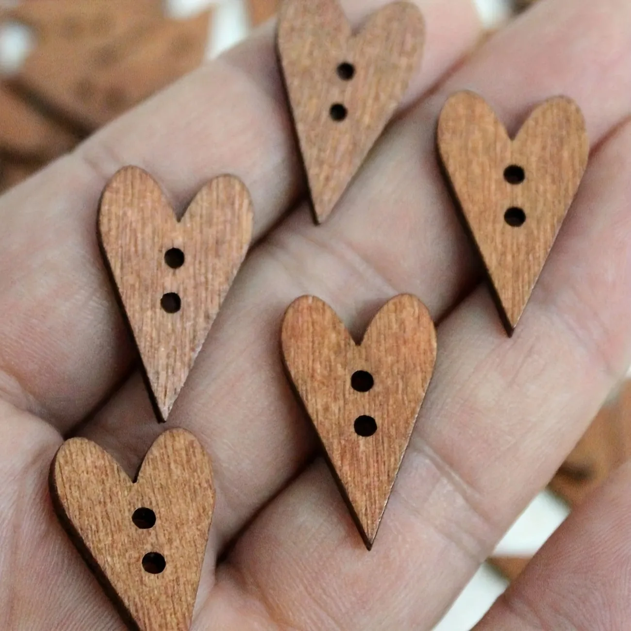 أزرار خشبية على شكل قلب 50 قطعة، أزرار خشبية بفتحتين للقهوة للحرف اليدوية والخياطة والتريكو والأوشحة والقبعات والمشروعات الفنية #5